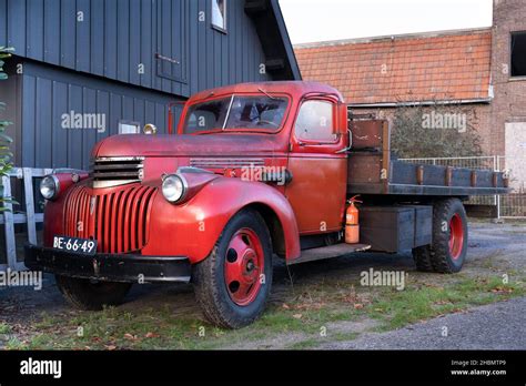 Alte Rote Chevrolet Pick Up Aus Dem Jahr Mit Holzladerb Hne Und