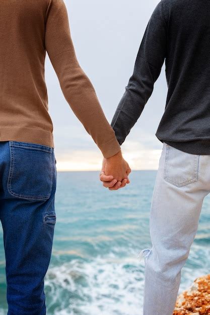 Carinhoso casal gay passando tempo na praia juntos Foto Grátis