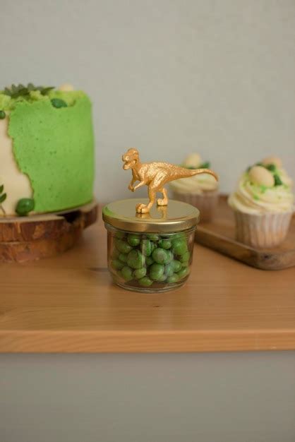 Caramelo En Tarro De Cristal Decorado Con La Figura De Un Dinosaurio