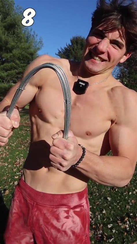 ATHLETIC TWUNK SHOWING OFF NOT NUDE BUT HOT ThisVid