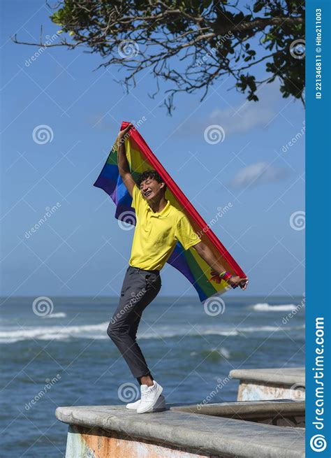 Joven Gay Con Orgullo Sosteniendo La Bandera Del Lgbt En Sus Manos Imagen De Archivo Imagen De