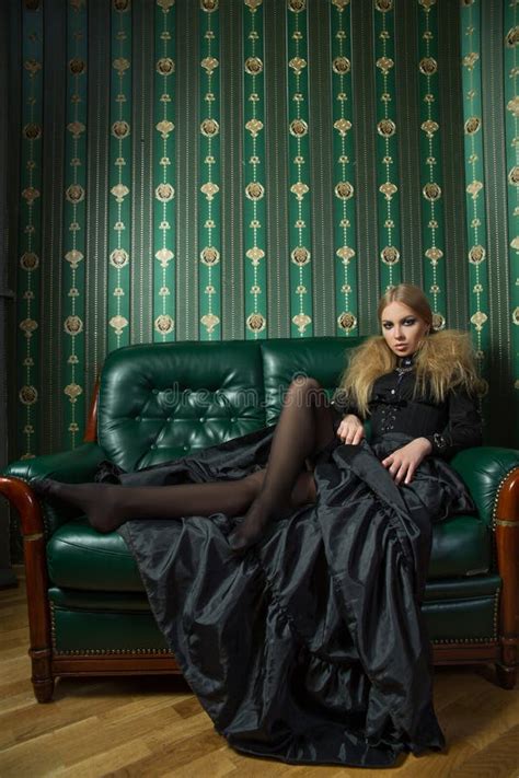 Belle Blonde Dans Une Robe Gothique Image Stock Image Du L Gant Coiffe