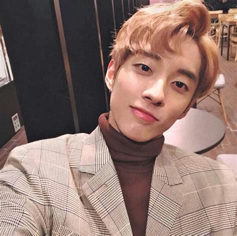 Conoce A Holland El Primer Idol Del Kpop Abiertamente Gay Chicas Lesbianas Y Bisexuales Amino