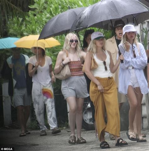 Delilah Hamlin Gets Wet In Mexico With Lisa Rinna After Bikini Poses Daily Mail Online