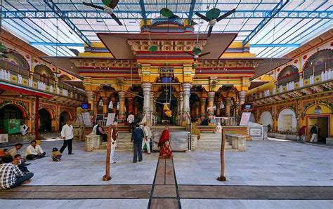 Dwarkadhish Temple | Only 1 temple in Braj of Young Krishna