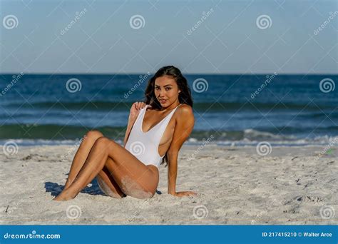 Schöne Gemischte Rasse Bikini Modell Posiert Im Freien Auf Einem