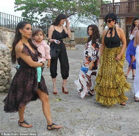 Kim Kardashian vestida en bikini pequeño para lucir su cintura estrecho y el trasero grande