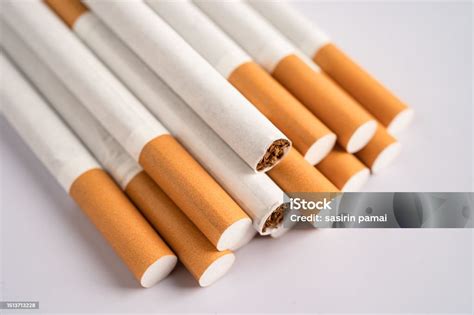 Rokok Tembakau Dalam Kertas Gulung Dengan Tabung Filter Konsep Dilarang