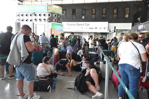 Le Foto Dell Aeroporto Di Catania Chiuso Per La Cenere Giornale Di