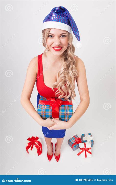 Une Blonde Sexy Avec De Grands Seins Se Tenant Sur Un Fond Blanc Photo Stock Image Du Robe