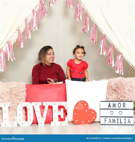 Latina Mutter Und Tochter Zeigen Ihre Liebe Unter Einem Teepe Mit Einem Zeichen Dass Liebe Und