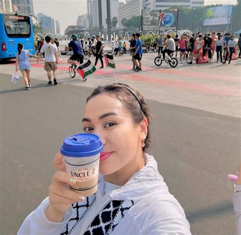 Sempat Dirujak Netizen Usai Unggah Foto Starbucks Di Kabah Zita Anjani