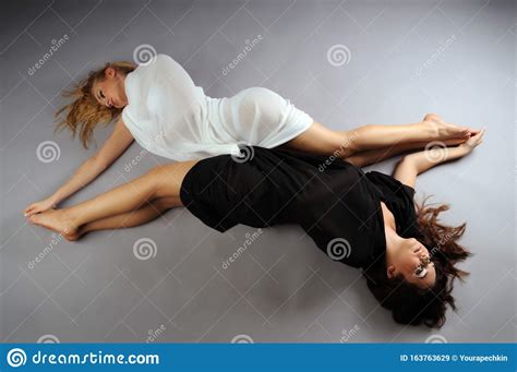 Belle Giovani Donne Bionde E Brunette Immagine Stock Immagine Di Desiderio Bugia