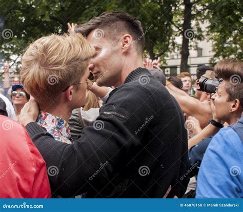 Pares Gay No Identificados Que Abrazan Durante Desfile De Orgullo Gay Foto De Archivo Editorial