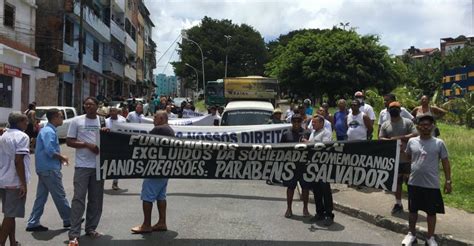 Ex funcionários da extinta CSN fazem protesto na saída da Estação da