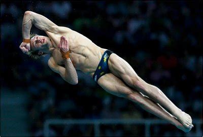 Pelados Na Nata O Naked Swimmers S Gatinhos Dos Saltos Usando Sungas Deliciosas