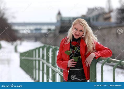 Femme Blonde Sexy Dans La Veste En Cuir Rouge Image Stock Image Du Beau Balustrade