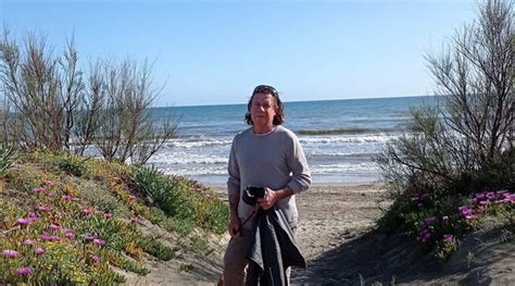 Latina Enne Si Tuffa In Mare Per Salvare Tre Bambine E Muore