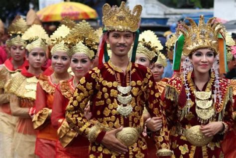 Baju Adat Bengkulu dengan Karakteristik yang Beragam - Budayanesia