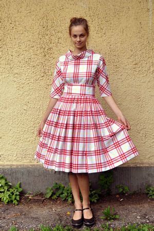 Розовое платье в клетку