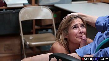 Linda ladrona tetona pagada con un coño por robar XVIDEOS
