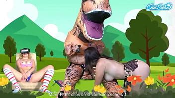 Petite jeune femme blonde jouit fort pendant une séance de masturbation en réalité virtuelle