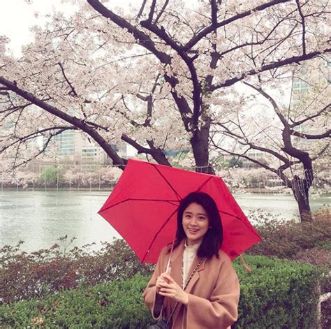 Chị Đẹp hot chiếc ô đỏ trong phim cũng bị giới trẻ Hàn săn lùng
