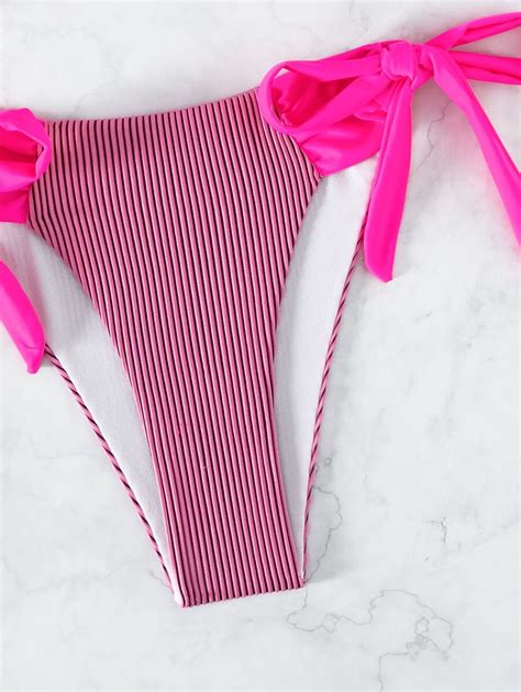 Conjunto de bikini de verano para playa con triángulo halter y lazos a los lados con detalles