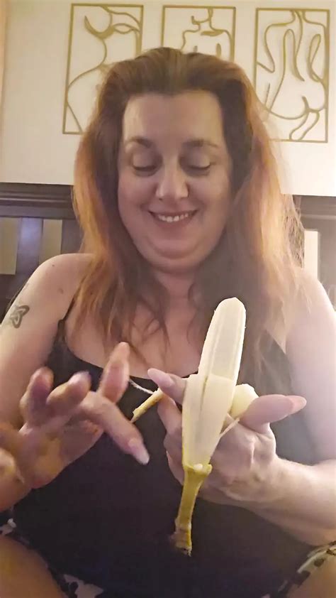 Une Milf Sexy Enti Rement Naturelle Mange Une Banane M Re La Demande Xhamster