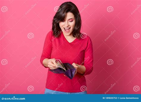 Brunette Joven Guapa Mujer Sintiéndose Sorprendida Y Siendo Emocionada Y Feliz Celebrando El