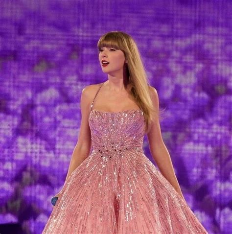 Taylor Swift Wearing A Pink Gown On Stage