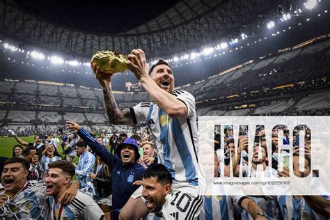 Joie MESSI Lionel ARG Soulevant Le Trophee De La Coupe Du Monde Et