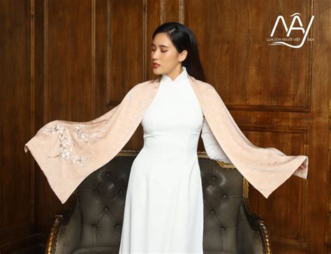Khăn choàng lụa cao cấp thêu hoa mai màu nude Quà Việt Nam thượng hạng