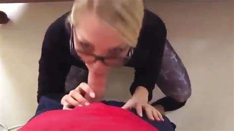 Geile Teef Wordt Geneukt Terwijl Ze Aan De Telefoon Zit PORN