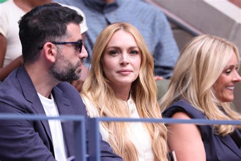 La Actriz Lindsay Lohan Aport Belleza Y Clase A La Grada De La Arthur