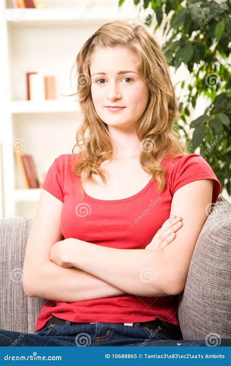 Het Meisje Van De Tiener Met Blonde Haar Stock Afbeelding Image Of Gezicht Aanbiddelijk