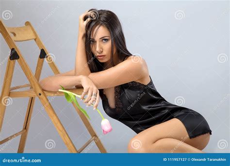 Femme Posant Dans La Lingerie Noire Avec La Fleur Image stock Image du fleur modèle