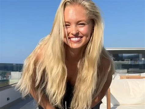 Wygrzewa się na plaży Tychoniewicz postawiła na minimalistyczne bikini