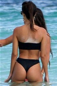 Emily Ratajkowski Once Again Topless Flaunting Her Tits On The Beach