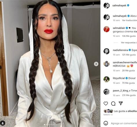 Salma Hayek Celebra El D A Nacional Del Bikini Desde Piscina