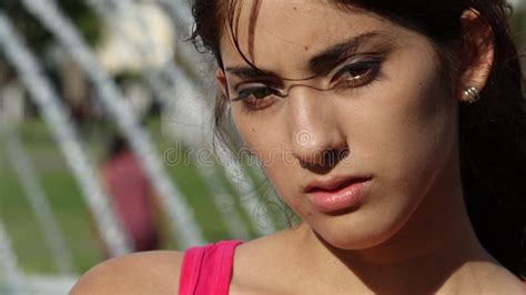 Latina Frau Und Friedenszeichen Stockbild Bild Von Frauen Symbol