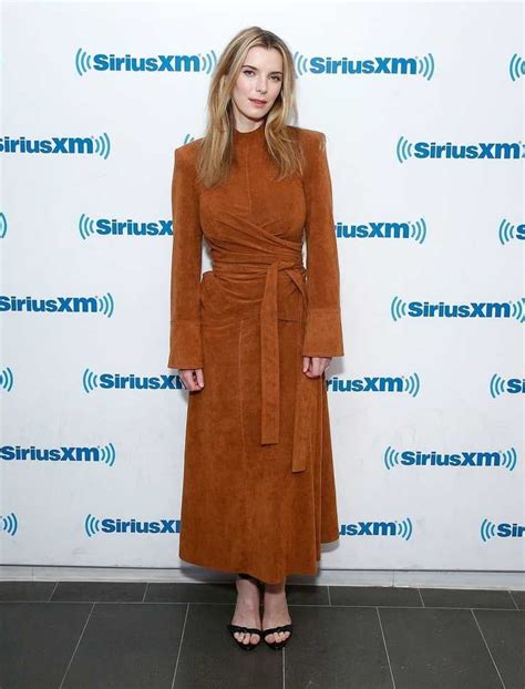 Sexy And Hot Betty Gilpin Photos Thblog