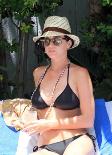 Wearing A Bikini At A Hotel Pool In Miami 26 July 2012 Katy Perry