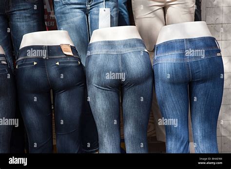 Tight blue jeans -Fotos und -Bildmaterial in hoher Auflösung – Alamy