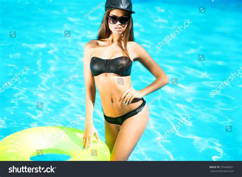 Sexy Woman Bikini Enjoying Summer Sun库存照片316436921 Shutterstock