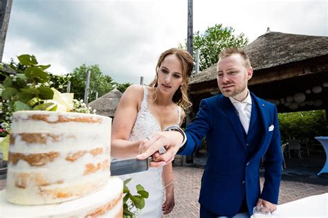 Semi Naked Bruidstaart Met Verse Bloemen Bellaria Cake Design