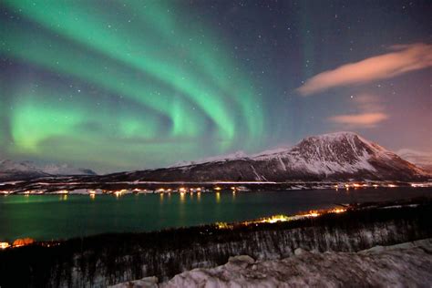 Mesmerizing Aurora Borealis - Stunning HD Wallpaper