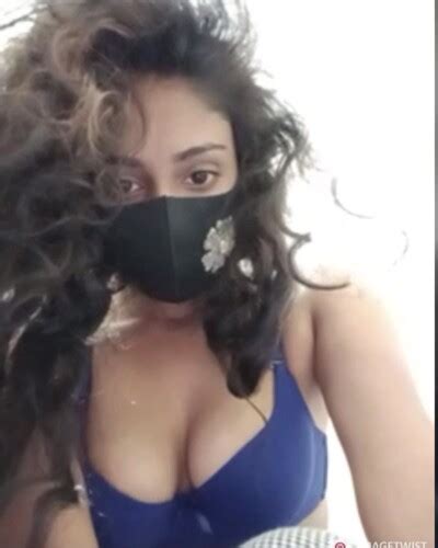Nipa Queen Stripping Getting Fully Nude On StripChat Live Live