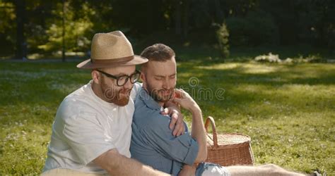 Pareja Gay De Sexo Masculino Abraza Mientras Hace Picnic De Verano Almacen De Video V Deo De