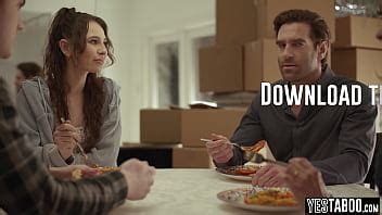 MILF madura tetona roba una mansión y hace un trío con dos allí XNXX